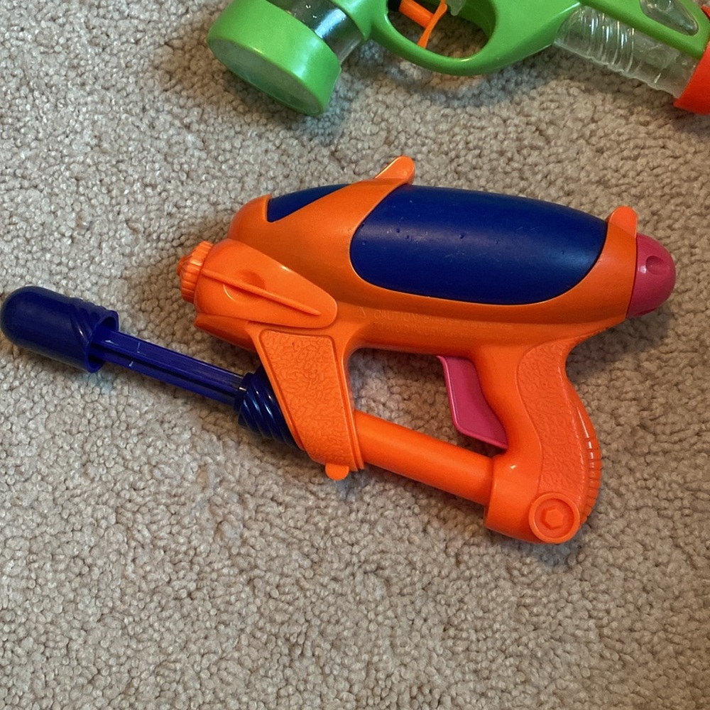 Small hang water guns - Picture 3 of 4